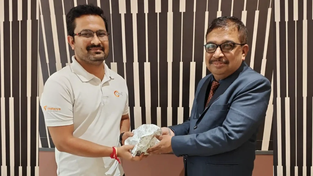 prasad kulkarni giving token of appreciation to guest lecturer
